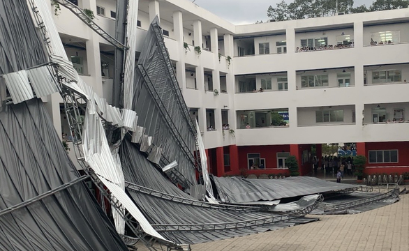 Mái che sân trường tại TP.HCM bất ngờ đổ sập, trường nói do ảnh hưởng bão Noru - Ảnh 1.
