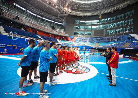 Quyền Chủ tịch VFF Trần Quốc Tuấn động viên đội tuyển futsal Việt Nam - Ảnh 2.