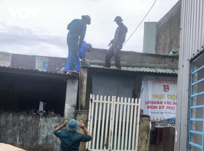 Trực tiếp: Nhiều nơi bắt đầu mưa to, nhà cửa tốc mái, cây xanh gãy đổ - Ảnh 43.