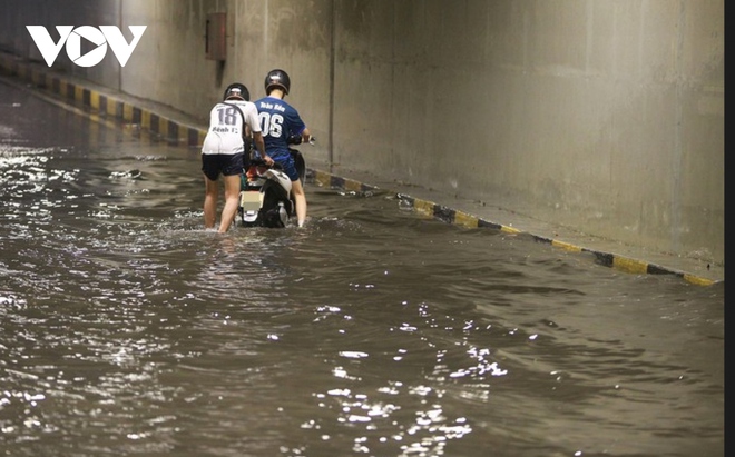 Trực tiếp: Nhiều nơi bắt đầu mưa to, nhà cửa tốc mái, cây xanh gãy đổ - Ảnh 38.