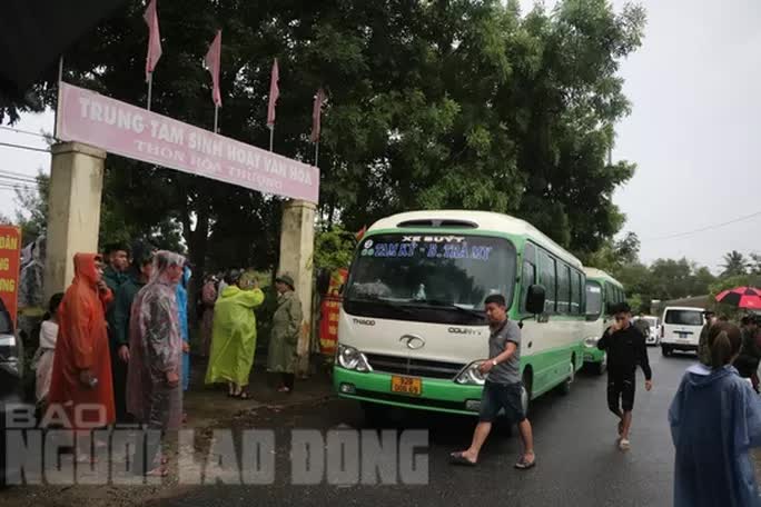 Người dân Quảng Nam được đưa đi sơ tán tránh bão Noru - Ảnh 14.