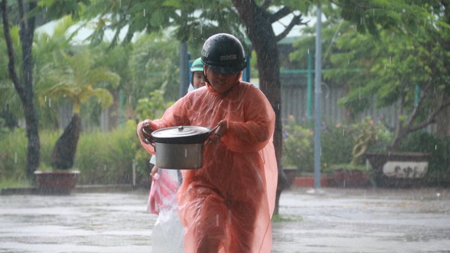 Đà Nẵng di dời dân trong mưa to, gió lớn - Ảnh 5.