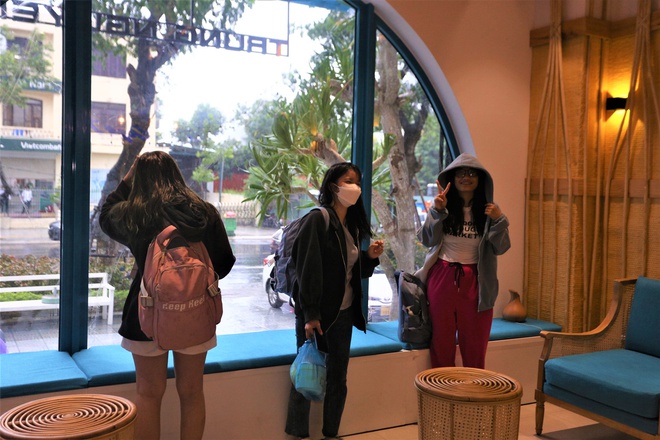 Ấm lòng khách sạn ở Đà Nẵng miễn phí cho du khách và người dân tránh bão Noru - Ảnh 7.