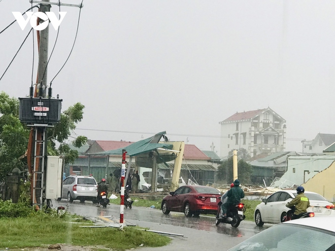 Trực tiếp: Nhiều nơi bắt đầu mưa to, nhà cửa tốc mái, cây xanh gãy đổ - Ảnh 22.