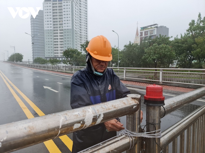 Trực tiếp: Nhiều nơi bắt đầu mưa to, nhà cửa tốc mái, cây xanh gãy đổ - Ảnh 18.