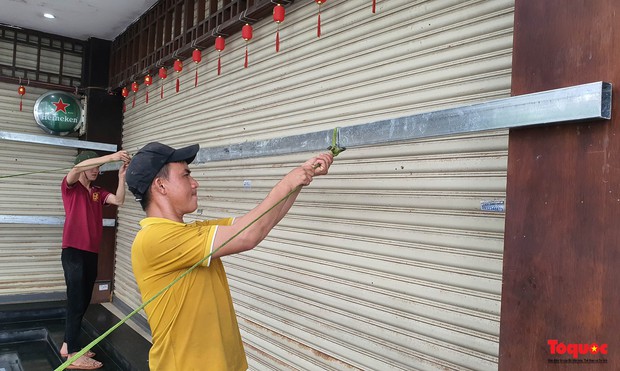 Khách sạn ven biển Đà Nẵng cấp tốc phòng chống bão Noru, đảm bảo an toàn cho du khách - Ảnh 7.