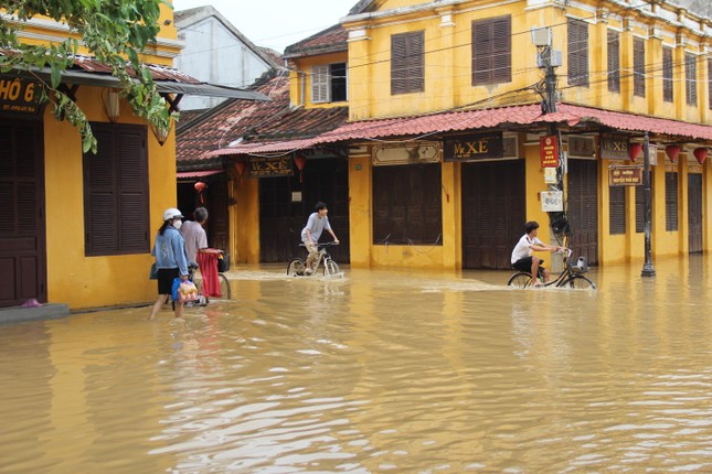 Hội An ngập sâu, du khách thuê ghe ra phố sau bão - Ảnh 2.