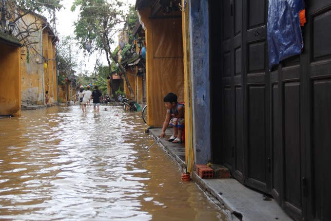 Hội An ngập sâu, du khách thuê ghe ra phố sau bão - Ảnh 5.