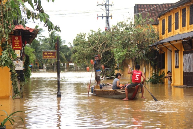 Hội An ngập sâu, du khách thuê ghe ra phố sau bão - Ảnh 6.