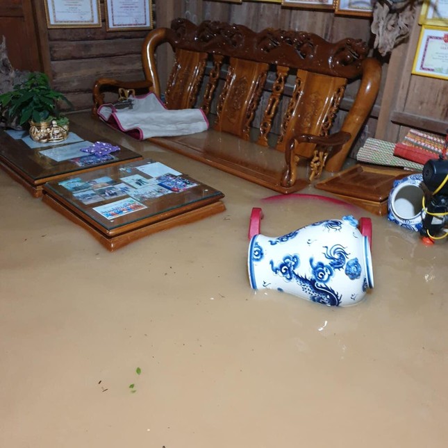 Hình ảnh nhà dân ở vùng núi Quảng Nam bị ngập sâu, đường sá chia cắt sau bão Noru - Ảnh 3.