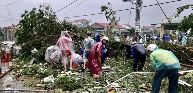 Người dân tìm vàng giúp chủ tiệm sau trận lốc xoáy - Ảnh 2.