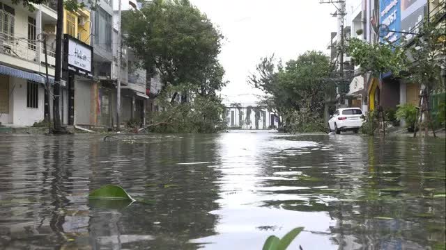 Siêu bão Noru đổ bộ: Hàng trăm ngôi nhà bị tốc mái, cây đổ la liệt, 4 người bị thương - Ảnh 4.