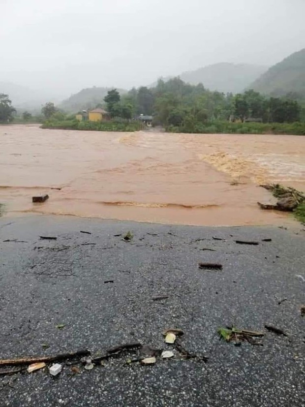 Mưa bão cuốn trôi cầu sắt, hơn 330 hộ dân ở Quảng Trị bị cô lập hoàn toàn