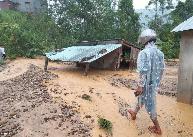 Miền Trung ngổn ngang sau 6 tiếng siêu bão Noru hoành hành: Lũ cuốn trôi cầu sắt, giao thông chia cắt, hàng nghìn người bị cô lập - Ảnh 19.