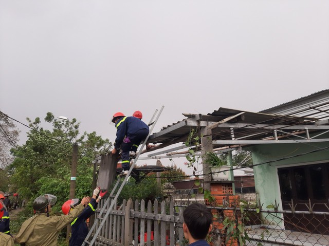 Miền Trung ngổn ngang sau 6 tiếng siêu bão Noru hoành hành: Lũ cuốn trôi cầu sắt, giao thông chia cắt, hàng nghìn người bị cô lập - Ảnh 14.