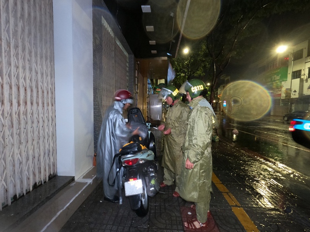 Cảnh sát giúp người bị lỡ đường trong đêm mưa bão Noru - Ảnh 3.