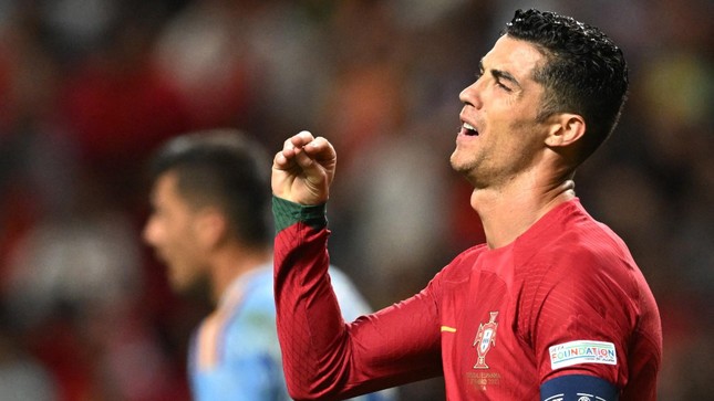 Câu chuyện buồn đằng sau gương mặt mếu máo của Ronaldo - Ảnh 2.