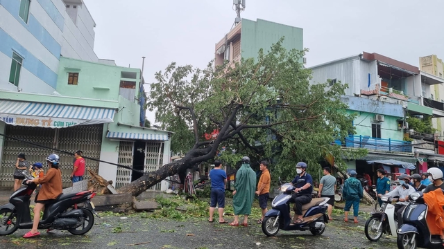 Miền Trung ngổn ngang sau 6 tiếng siêu bão Noru hoành hành: Lũ cuốn trôi cầu sắt, giao thông chia cắt, hàng nghìn người bị cô lập - Ảnh 6.