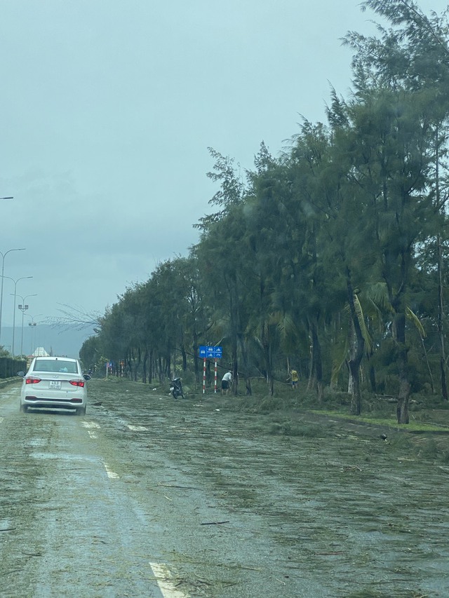 Miền Trung ngổn ngang sau 6 tiếng siêu bão Noru hoành hành: Lũ cuốn trôi cầu sắt, giao thông chia cắt, hàng nghìn người bị cô lập - Ảnh 3.