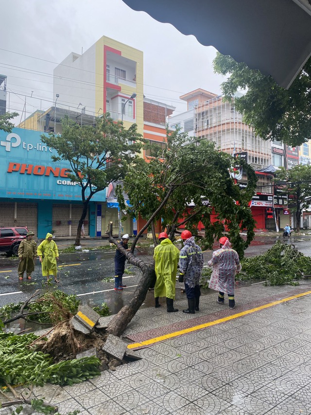 Miền Trung ngổn ngang sau 6 tiếng siêu bão Noru hoành hành: Lũ cuốn trôi cầu sắt, giao thông chia cắt, hàng nghìn người bị cô lập - Ảnh 2.