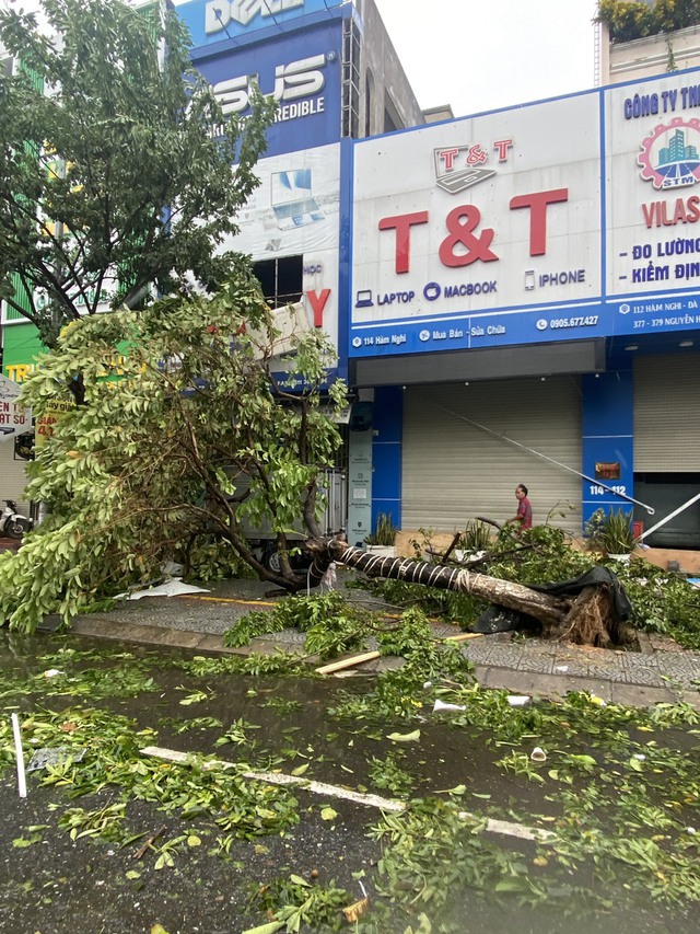 Miền Trung ngổn ngang sau 6 tiếng siêu bão Noru hoành hành: Lũ cuốn trôi cầu sắt, giao thông chia cắt, hàng nghìn người bị cô lập - Ảnh 1.