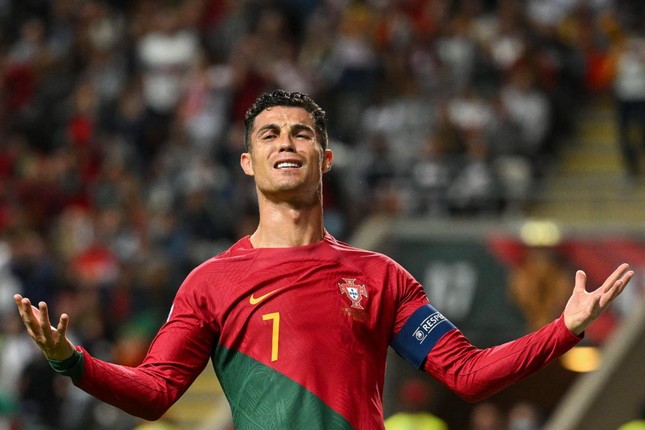 Câu chuyện buồn đằng sau gương mặt mếu máo của Ronaldo - Ảnh 1.