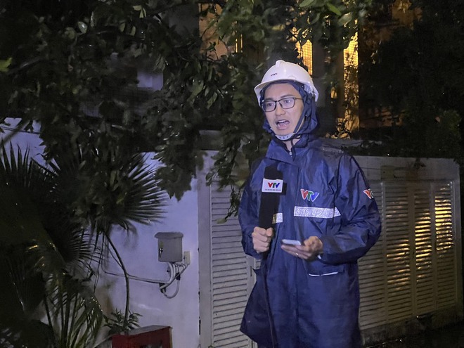  Phóng viên VTV lên tiếng về hình ảnh cố gắng đứng vững trong bão Noru để đưa tin trực tiếp  - Ảnh 4.