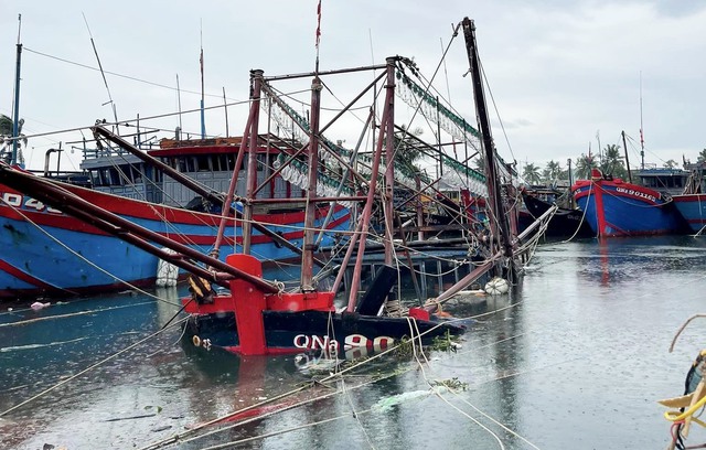 Miền Trung ngổn ngang sau 6 tiếng siêu bão Noru hoành hành: Lũ cuốn trôi cầu sắt, giao thông chia cắt, hàng nghìn người bị cô lập - Ảnh 24.