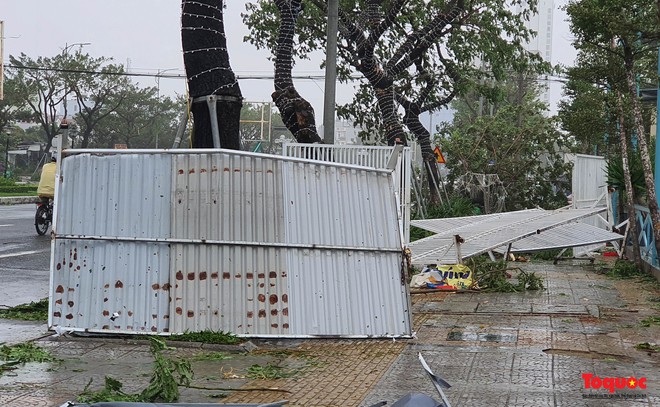 Hình ảnh bão Noru gây thiệt hại tại Đà Nẵng - Ảnh 31.