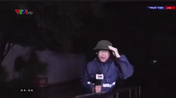  Phóng viên VTV lên tiếng về hình ảnh cố gắng đứng vững trong bão Noru để đưa tin trực tiếp  - Ảnh 1.