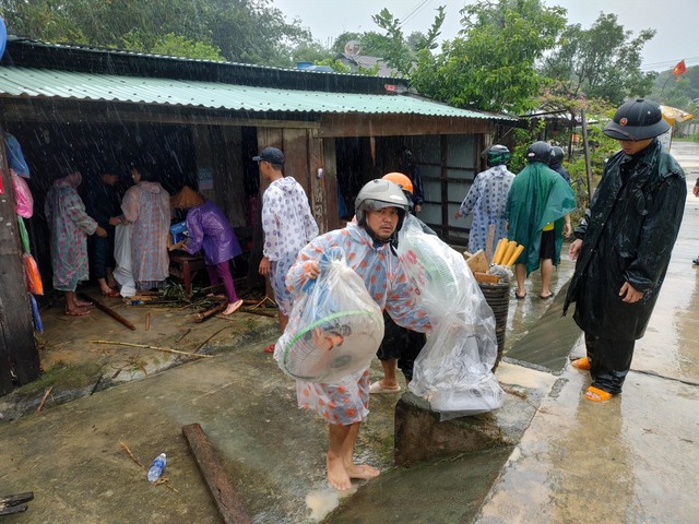 Miền Trung ngổn ngang sau 6 tiếng siêu bão Noru hoành hành: Lũ cuốn trôi cầu sắt, giao thông chia cắt, hàng nghìn người bị cô lập - Ảnh 20.