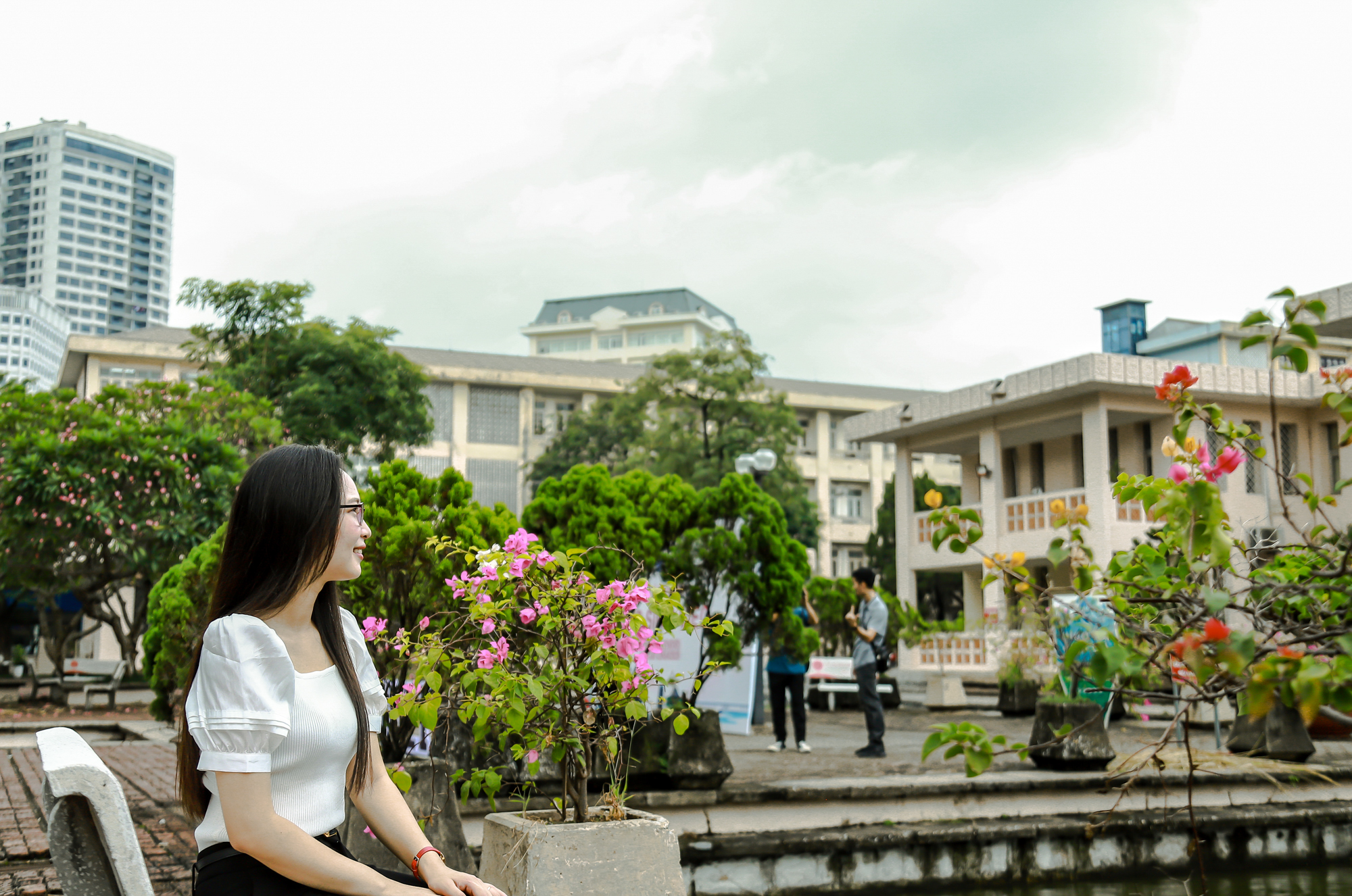 Trường đại học 67 năm tuổi, có khuôn viên đẹp như “studio ngoài trời” - Ảnh 6.