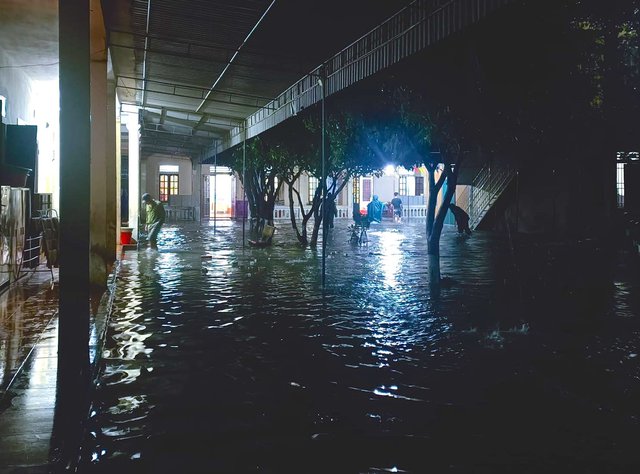 Cả trăm người gia cố đập vỡ trong đêm, mưa lớn khiến nhiều nơi ngập lụt - Ảnh 4.