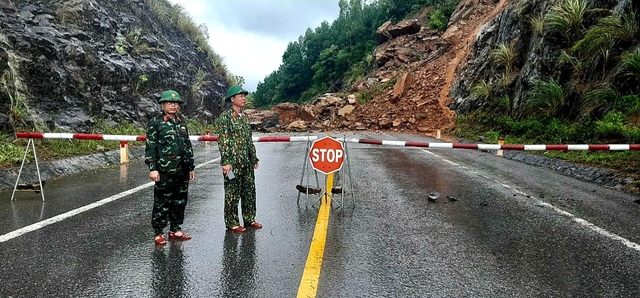 Cả trăm người gia cố đập vỡ trong đêm, mưa lớn khiến nhiều nơi ngập lụt - Ảnh 7.