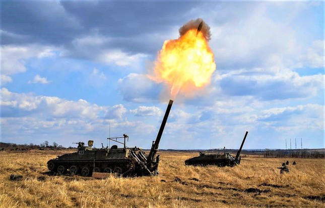 Cối tự hành 2S4 Tyuplan Nga phá hủy sở chỉ huy Ukraine - Ảnh 3.