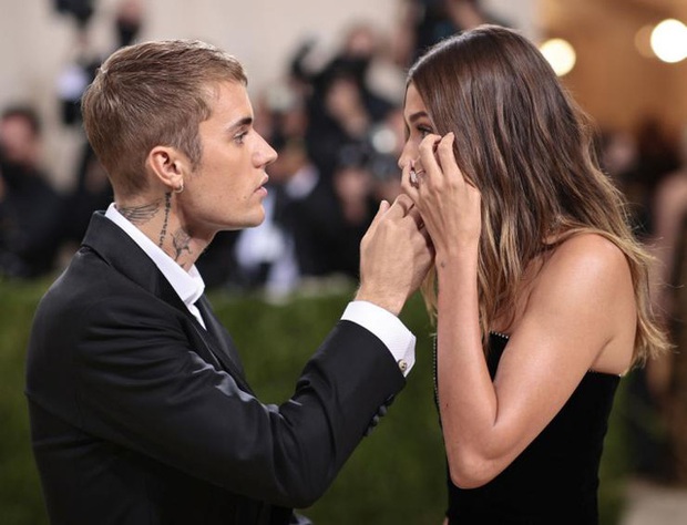 Vợ Justin Bieber bị tấn công bởi fan của Selena Gomez - Ảnh 1.