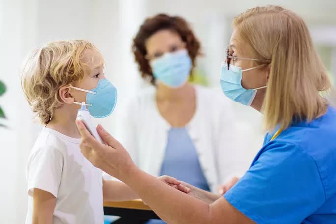 Mỹ: Hướng dẫn đầu tiên về COVID-19 kéo dài ở trẻ, nhiều điều rất dễ phụ huynh tự làm được - Ảnh 1. Mỹ: Hướng dẫn đầu tiên về COVID-19 kéo dài ở trẻ, nhiều điều rất dễ phụ huynh tự làm được - Ảnh 1.