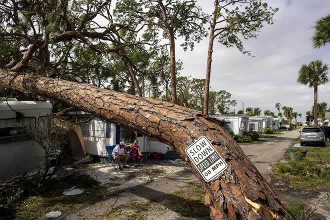 Florida tan hoang sau bão Ian: Cây cối bị quật đổ, tàu thuyền bị cuốn lên bờ như đồ chơi - Ảnh 8.