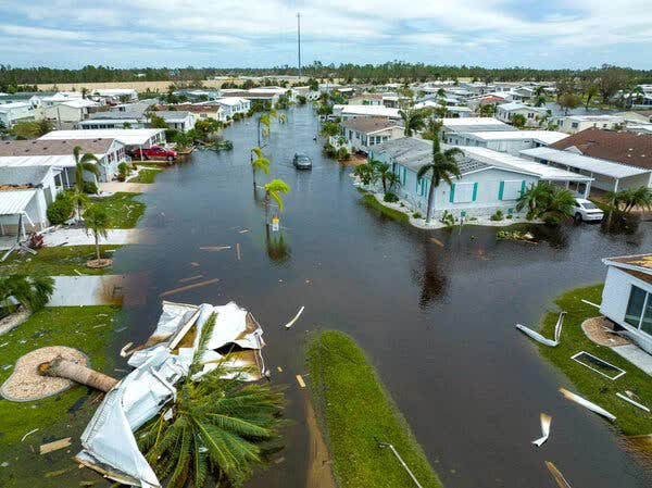 Florida tan hoang sau bão Ian: Cây cối bị quật đổ, tàu thuyền bị cuốn lên bờ như đồ chơi - Ảnh 6.