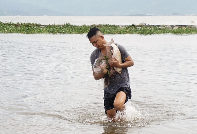 Nghề độc chỉ có sau bão ở Đà Nẵng: Ra biển săn cá nước ngọt khủng - Ảnh 4.