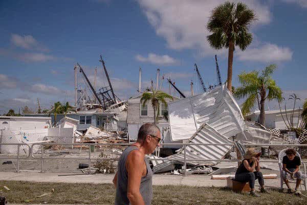 Florida tan hoang sau bão Ian: Cây cối bị quật đổ, tàu thuyền bị cuốn lên bờ như đồ chơi - Ảnh 4.