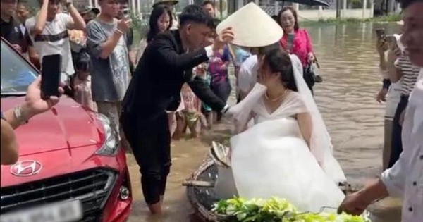 Chú rể ở Nghệ An dùng thuyền rước dâu vào hôn trường - Ảnh 1.