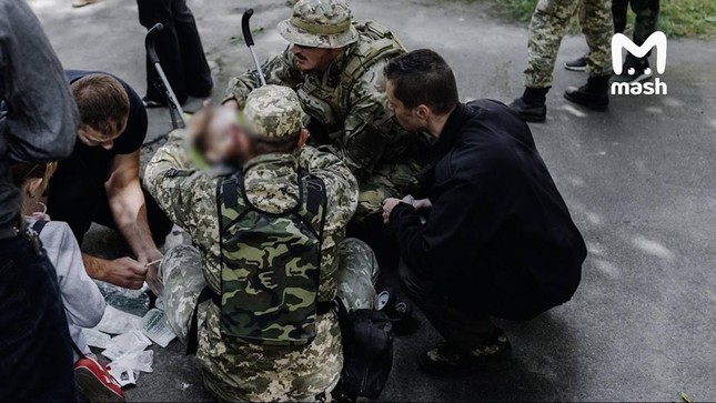 Bé trai Ukraine bắn súng phóng lựu vào anh trai, nhiều người bị thương - Ảnh 3.