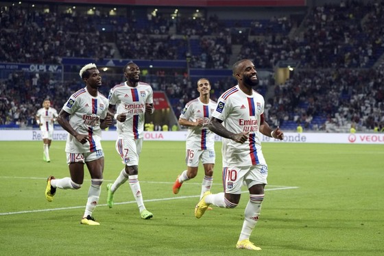 Lyon cùng Marseille phả hơi nóng vào PSG - Ảnh 1.