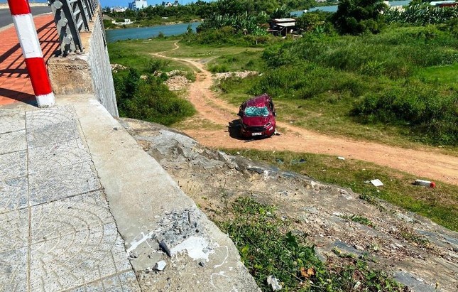 Người phụ nữ điều khiển xe ô tô đâm gãy trụ bê tông, lao xuống chân cầu - Ảnh 1.