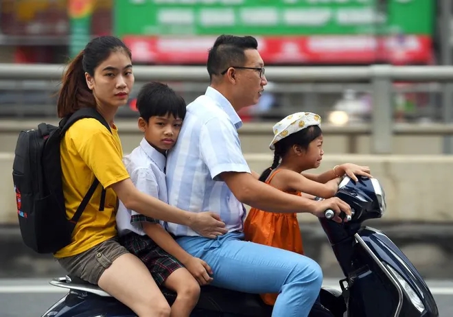 Ảnh: Người dân Hà Nội và TP.HCM mệt mỏi vì tắc đường trong ngày đầu tiên đi làm sau kỳ nghỉ lễ và đưa con đến trường khai giảng - Ảnh 17.