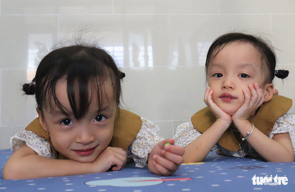 Trúc Nhi - Diệu Nhi: Đây là câu chuyện về tình bạn đẹp giữa hai em bé của Việt Nam. Bạn sẽ được thấy những hình ảnh đáng yêu của hai em bé nhưng cũng đầy ý nghĩa và cảm động. Họ đại diện cho một tình bạn chân thành mà một ai cũng muốn sở hữu.