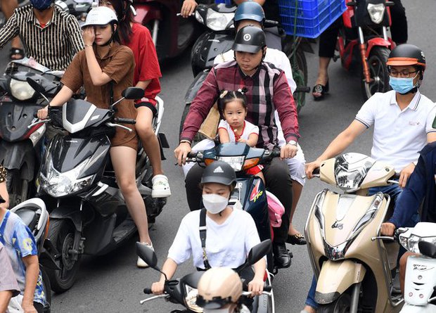 Ảnh: Người dân Hà Nội và TP.HCM mệt mỏi vì tắc đường trong ngày đầu tiên đi làm sau kỳ nghỉ lễ và đưa con đến trường khai giảng - Ảnh 22.