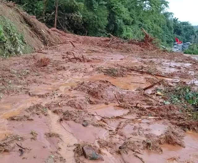 Lũ ống ập về trong đêm, nhiều nhà bị cuốn trôi, 10 trường học không thể khai giảng - Ảnh 6.