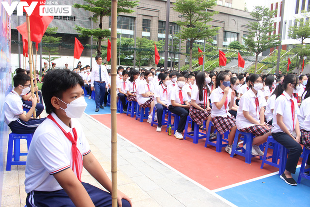‘Mong COVID-19 biến mất’, học sinh vui mừng với lễ khai giảng trực tiếp - Ảnh 7. ‘Mong COVID-19 biến mất’, học sinh vui mừng với lễ khai giảng trực tiếp - Ảnh 7.